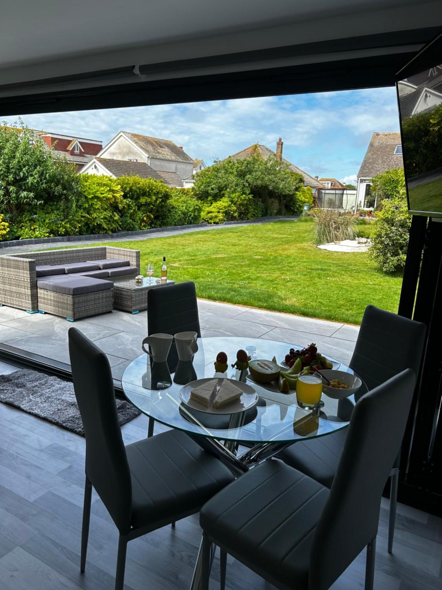 Whispering Waves Guest House, Brighton-8 Mins, Guests 4, Near Beachfront, Free Parking Wifi And Kitchen Peacehaven Exterior foto