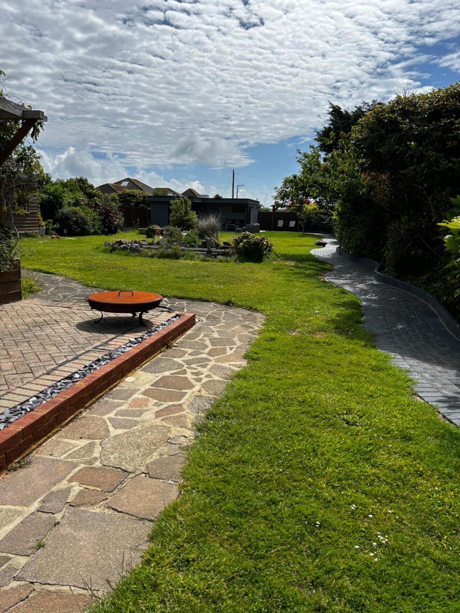 Whispering Waves Guest House, Brighton-8 Mins, Guests 4, Near Beachfront, Free Parking Wifi And Kitchen Peacehaven Exterior foto